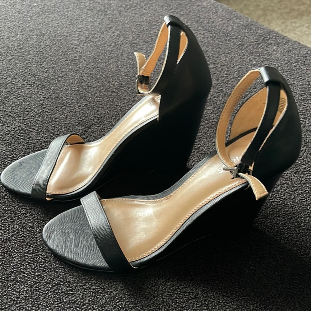 Express Wedge Shoe